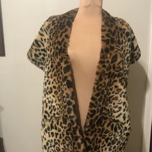 The French Shoppe Ladies Apparel Cheetah Faux Fur Shoulder Wrap with pockets